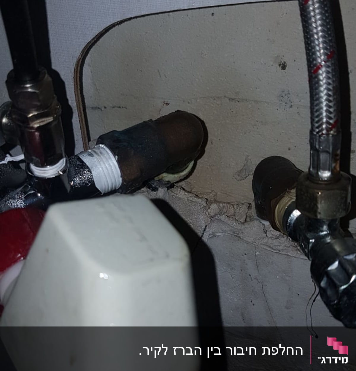 צינורות מתכת מחוברים לקיר עם מחברים